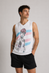 Maillot de basket BEYOUTIFUL TRANS personnalisable avec illustration d'un homme trans aux couleurs du drapeau transgenre et cicatrices de torsoplastie visibles.